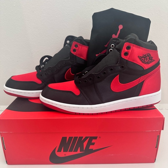 AIR JORDAN 1 SATIN BRED 2023Size Mens 9.5 (Womens 11)